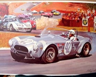 Op de afbeelding: Een zilveren Cobra sportwagen uit de jaren 1960 met nummer 42 aan de zijkant, die op een circuit racet met andere auto's en toeschouwers op de achtergrond.