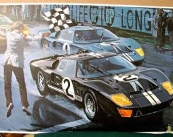 Puede incluir: Un coche de carreras Ford GT40 negro con rayas blancas y una bandera a cuadros que se agita en el aire. El coche está en movimiento y hay una persona con un traje blanco agitando la bandera. El coche está en una pista de carreras con una multitud de personas en el fondo.