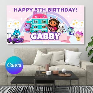 Puede incluir: Bandera de cumpleaños con el texto "HAPPY 5TH BIRTHDAY!" y el nombre "GABBY". El diseño incluye personajes de dibujos animados, un arcoíris y una casa, sobre un fondo rosa y azul.