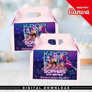 Può includere: Due scatole rosa per bomboniere con manici. Ogni scatola presenta un design a tema K-Pop con personaggi animati e il testo "Sophia's 10th Birthday". Le scatole sono etichettate "Digital Download".