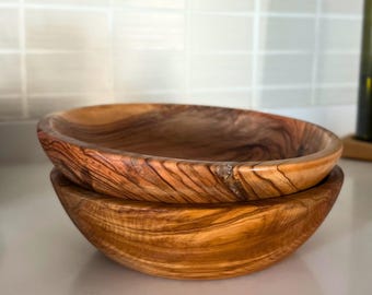 Set di ciotole in legno d'ulivo fatte a mano: decorazioni sostenibili per la cucina.