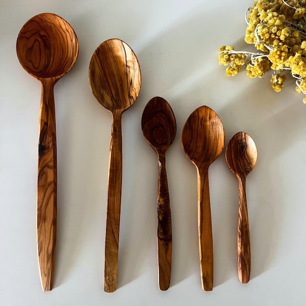 Cuchara de madera de olivo hecha a mano: utensilios de cocina rústicos