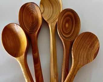 Handgemaakte kastanjehouten kooklepel, met de hand gesneden