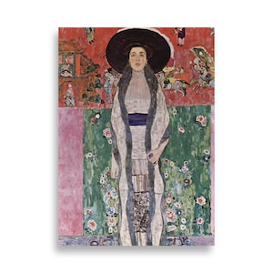 Puede incluir: Una pintura de una mujer con un vestido blanco y un sombrero negro de pie en un jardín. El fondo es un paisaje rojo y verde con flores.