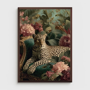 Puede incluir: Una lámina de arte enmarcada que muestra a un leopardo descansando sobre una silla tapizada en color verde azulado con adornos dorados. La escena está rodeada de grandes y exuberantes peonías rosas y follaje tropical de color verde oscuro.
