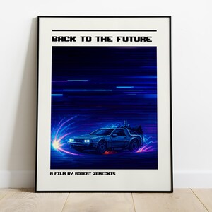 Puede incluir: Póster enmarcado con el título "BACK TO THE FUTURE" en negro. La imagen muestra el DeLorean, una máquina del tiempo, sobre un fondo azul y morado con rayos de luz. El nombre del director está en la parte inferior.