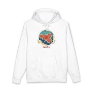 Può includere: Felpa con cappuccio bianca con tasca frontale e coulisse. Il design presenta una grafica circolare dell'isola di Sicilia nei toni del rosso, blu e verde, con la parola "Sicilia" sotto.