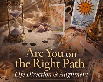 Könnte beinhalten: Ein Arrangement mit Tarotkarten, einer Sanduhr, Kristallen und Räucherstäbchen. Die Karten zeigen Illustrationen der Sonne und Figuren. Der Text auf dem Bild lautet "Are You on the Right Path" und "Life Direction & Alignment."