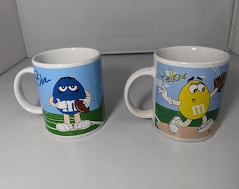 M&M'sの赤または緑の陶器製マグカップ。食器洗い機と電子レンジに対応