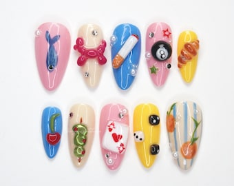 Objet emblématique 3D éclectique à presser sur les ongles, design amusant fait main avec cigarette, chien en ballon, dés, boule de billard, fruits et cartes