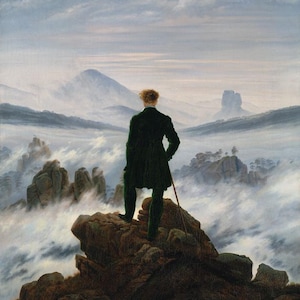Könnte beinhalten: Ölgemälde, das einen Mann in einem dunkelgrünen Mantel und Hose zeigt, der auf einem felsigen Felsvorsprung steht und sich abwendet. Die Landschaft umfasst Berge und Nebel mit einem bewölkten Himmel. Der Mann hält einen Wanderstock.