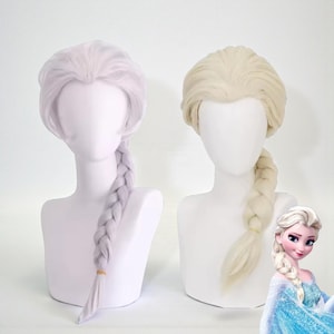 Könnte beinhalten: Zwei Perücken mit langen Zöpfen, präsentiert auf weißen Schaufensterpuppenköpfen. Eine Perücke ist helllavendelfarben, die andere ist hellblond. Die Perücken sind wahrscheinlich für Cosplay oder Kostüme gedacht, inspiriert von einer beliebten Zeichentrickfigur.