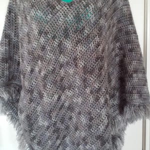 Crochet Adult Poncho Gris Colombe avec fond de franges, 36x40 image 2