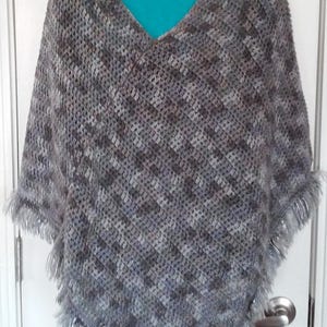 Crochet Adult Poncho Gris Colombe avec fond de franges, 36x40 image 3