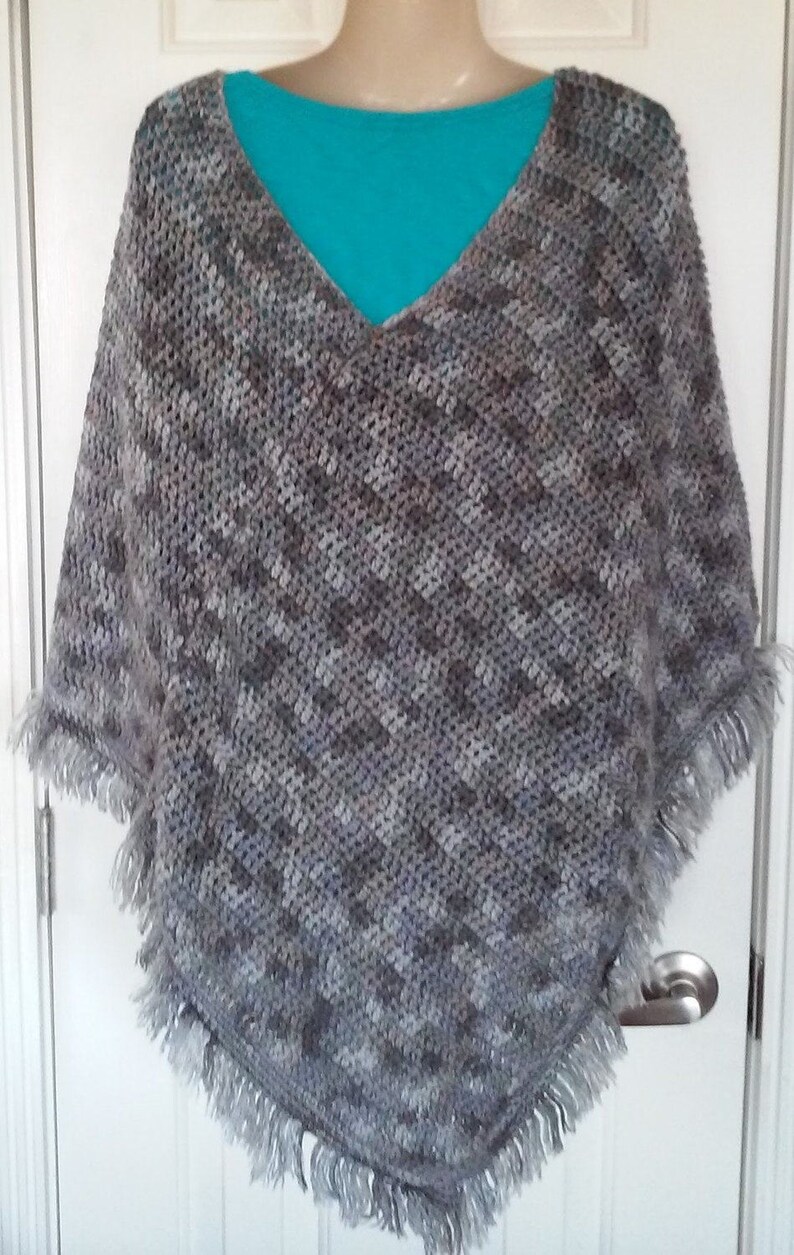 Crochet Adult Poncho Gris Colombe avec fond de franges, 36x40 image 3