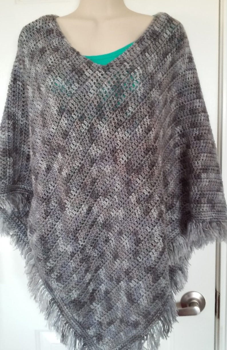 Crochet Adult Poncho Gris Colombe avec fond de franges, 36x40 image 5