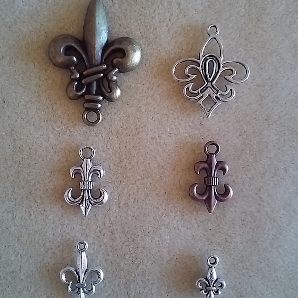 DESTASH - Fleur De Lis Pendant Charms