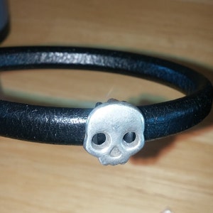 Regaliz Bracelet With Silver Skull - You Choose Leather Color
