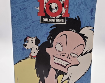 Pode incluir: Uma banda desenhada vintage intitulada "Cartoon Tales" com "101 Dálmatas" da Disney. A capa apresenta Cruella de Vil com um dálmata, num fundo azul com painéis de banda desenhada. As palavras "Canine Classics" estão na parte inferior.