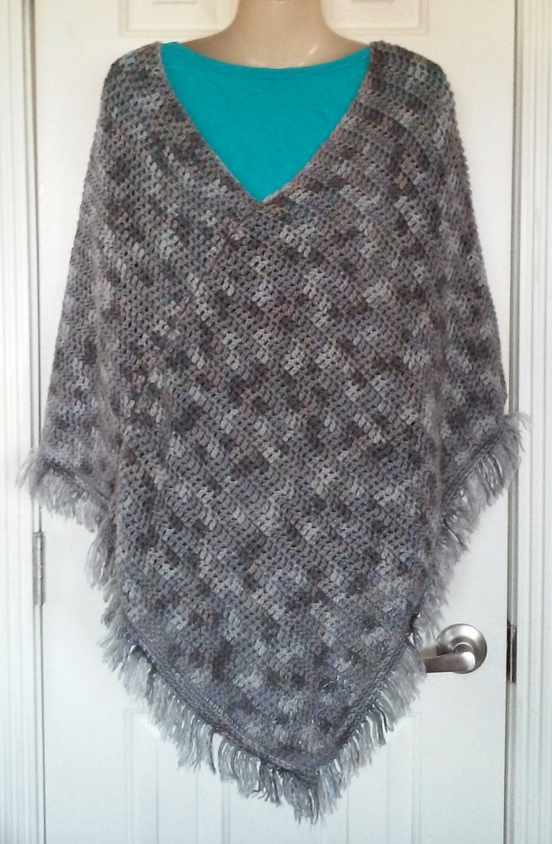 Crochet Adult Poncho Gris Colombe avec fond de franges, 36x40 image 4