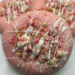Erdbeer Crunch Cookie - Kuchenteig Geschmack & Weiße Schokolade - Party Kekse - weich zäh und lecker