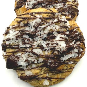 Coconut Joy Cookie Weich gebackener Gourmet-Keks mit weißen Schokoladenchips, Schokoladenniesel und den großen Keksen von Sweet Coconut Shredded BiBi