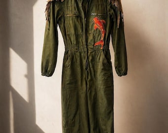 Mono de guerrero Koi: mono verde adornado a mano con hombreras de armadura de hojas.