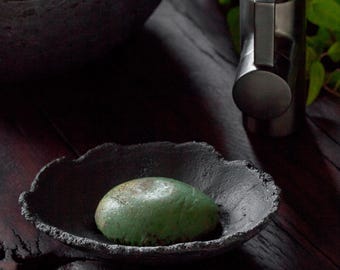 Wabi-Sabi Seifenschale in Schwarz – Handgefertigte, ovale Schale aus Beton
