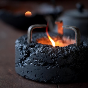 Schwarzes Beton-Stövchen (Teewärmer) – handgefertigt, wabi-sabi, raue Steinstruktur, minimalistisch, ideales Geschenk für Tee-Fans