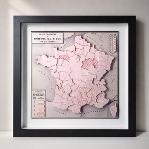 Mapa Francji 3D – liczba pocałunków według departamentu, oprawiona wizualizacja danych na ścianie