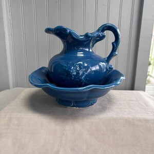 Set vintage di brocca e lavabo in ceramica McCoy, di colore blu.