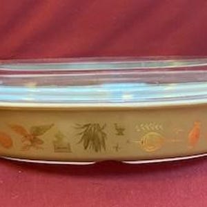 1960&#39;s Vintage Pyrex 1.5 qt Divided Casserole Dish with lid, Early American design