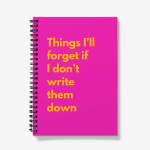 Peut inclure: Un carnet à spirales avec une couverture rose vif. La couverture porte le texte "Things I'll forget if I don't write them down" en jaune. Le carnet a une reliure à spirale noire.