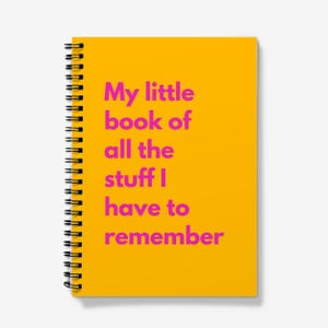 Puede incluir: Un cuaderno encuadernado en espiral de color amarillo brillante. La portada presenta el texto "My little book of all the stuff I have to remember" en magenta. El cuaderno tiene una encuadernación en espiral negra.