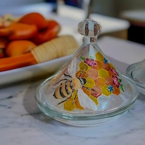 Handgeschilderde Marokkaanse glazen tajine – zegelontwerp met bijen en honing – uniek ambachtelijk decor of cadeau