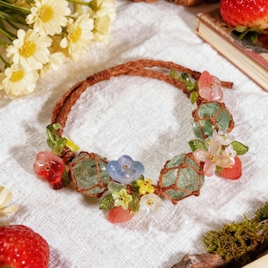 Bracelet Cottagecore Nature Fraise et Fleurs - Bijou féerique en macramé fait main, esthétique de nymphe de jardin poétique