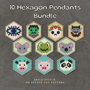 Puede incluir: Un conjunto de diez colgantes hexagonales con varios diseños de animales y personajes, incluyendo un panda, una rana y una calavera. Los colgantes están hechos con un patrón PDF de punto de ladrillo o peyote. El texto "10 Hexagon Pendants Bundle" está en la parte superior.