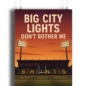 Op de afbeelding: Een poster met een stadionscène bij zonsondergang. De tekst "BIG CITY LIGHTS DON'T BOTHER ME" staat bovenaan. Het woord "SAINTS" staat op het stadion. Twee schijnwerpers verlichten de scène.