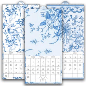 Peut inclure: Trois calendriers muraux verticaux pour janvier, février et mars 2027, ornés de motifs chinoiserie bleus et blancs. Chaque calendrier affiche une grille avec les dates, la page centrale mettant en avant février 2027 et une petite icône florale.