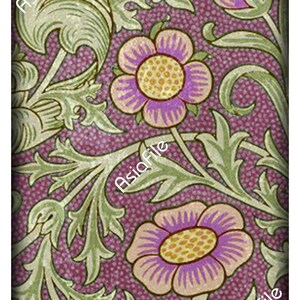 K&ouml;nnte beinhalten: Ein Vintage-Blumenmuster mit rosa und violetten Bl&uuml;ten auf einem dunkelrosa Hintergrund. Die Bl&uuml;ten haben gelbe Zentren und sind von gr&uuml;nen Bl&auml;ttern umgeben.