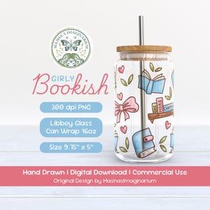 Puede incluir: Un vaso de vidrio transparente con forma de lata con tapa de madera y pajita de metal. El vaso está decorado con un diseño "Girly Bookish", con ilustraciones de libros, lazos y corazones. El vaso mide 23,2 cm x 12,7 cm.