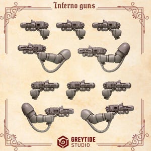Puede incluir: Una colección de pistolas Inferno grises, algunas unidas a brazos robóticos, dispuestas sobre un fondo beige. El texto "Inferno guns" está en la parte superior y el logotipo de GreyTide Studio en la inferior. Las pistolas tienen un diseño mecánico detallado.