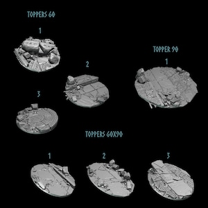 Puede incluir: Una colección de bases de terreno en miniatura grises, cada una con un diseño único. Las bases están etiquetadas como "TOPPERS 60", "TOPPER 90" y "TOPPERS 60x90". Los diseños incluyen ruinas de piedra, superficies agrietadas y patrones de nudos celtas.