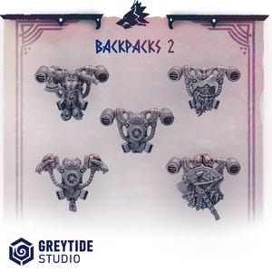 Op de afbeelding: Vijf grijze miniatuurrugzakken met verschillende ontwerpen, waaronder bijlen, schilden en mechanische elementen. De tekst "BACKPACKS 2" staat boven de items. Het GreyTide Studio-logo staat onderaan.