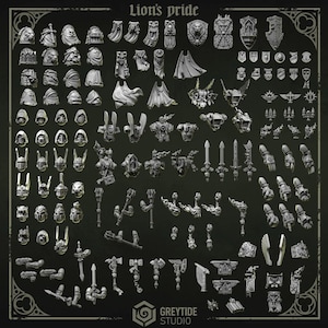 Puede incluir: Una colección de figuras y accesorios en miniatura, que incluyen cascos, capas, escudos, armas y componentes mecánicos. El texto "Lion's Pride" está en la parte superior. El logotipo de GreyTide Studio está en la parte inferior.