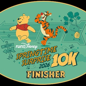 Könnte beinhalten: Ovalförmige Grafik mit Winnie Puuh und Tigger aus Disneys Winnie Puuh. Der Text lautet "Springtime Surprise 10K 2026 Finisher". Der Hintergrund ist türkis mit einem goldenen Rand, mit einer Biene und einem Bienenstock.