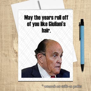 Puede incluir: Una tarjeta de felicitación humorística con una foto de un hombre con entradas y el texto "Que los años se te caigan como el pelo de Giuliani."