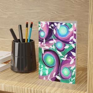 Biglietto d'auguri floreale astratto 10x15 cm, motivo a spirale viola-verde. Carta da lettere botanica vuota, design moderno della natura, set da 1 o 10 pezzi.