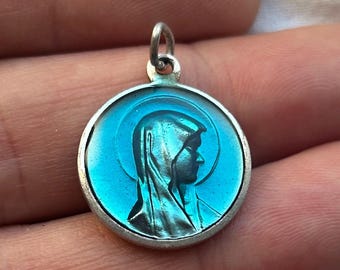 Antica medaglia francese Art Déco di Lourdes, ciondolo della Vergine Maria in smalto guilloché blu, medaglione cattolico rotondo a doppia faccia, charm anni '20.