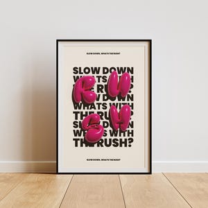 Impresión "Slow Down What's The Rush", arte mural con tipografía atrevida, letra de globo rosa, arte con citas, descarga digital motivacional moderna, decoración